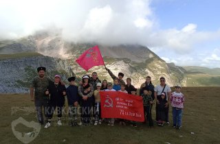  Воспитанники казачьего военно-спортивного клуба «Барс» п. Каменномостский вознесли знамя Победы с подписями казаков участников СВО на гору Оштен. 